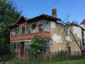 Eine Bruchbude in himmlischer Kulisse.