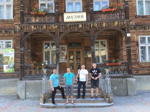 Vor dem städtischen Museum in Truskavets'.