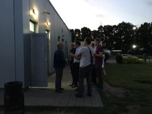 Warteschlange vor der Männertoilette