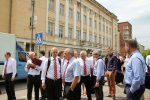 Männer unterhalten sich vor dem Kulturhaus in Borylsav.