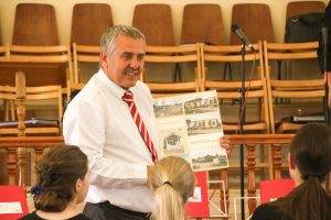 Nikolai stellt den Gemeindebau vor.