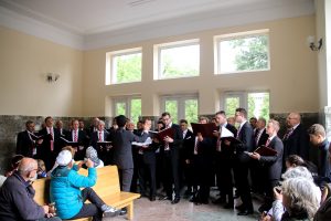 Männerchor singt im Gebäude der Mineralquellen.
