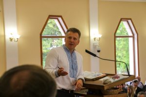 Br. Michail Pirjanik spricht mit dem Männerchor.