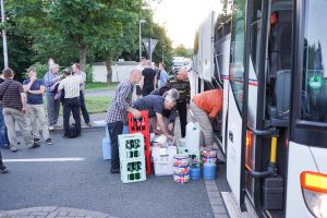 Packen vor der Abreise in die Ukraine.