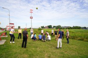 Einige spielen Volleyball auf bei einer Rast