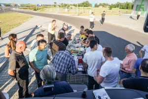 Auf einem Rastplatz essen.