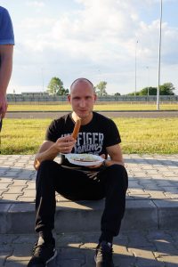 Bockwürsten und Krautsalat bei einer Rast.