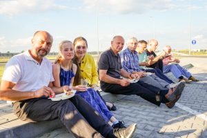 Jeder sucht sich ein Plätzchen zum Mittagessen.