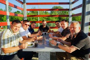 Zusammen die Mahlzeit genießen fördert das Gemeinschaftsgefühl.