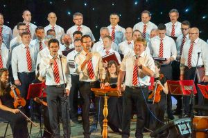 Brüder tragen ein Gruppenlied vor.