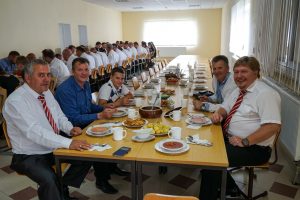 Männerchor wird im Speisesaal der Gemeinde Boryslav verköstigt.