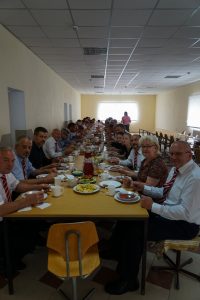 Männerchor wird im Speisesaal der Gemeinde Boryslav verköstigt.