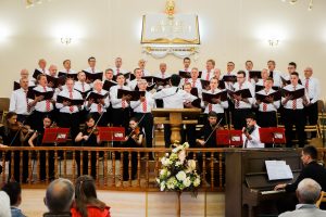 Männerchor sing auf der Chorbühne in Borylsav.
