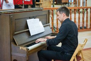 Das Klavierspiel war auf diesem Klavier eine Herausforderung.