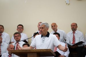 Br. Yuri Sipko leitet den Gottesdienst ein.
