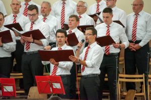 Brüder Skarowsky tragen ein Lied vor.