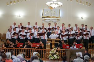 Männerchor singt auf der Chorbühne in Borylsav.