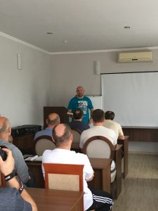 Andreas Neufeld macht Andacht.