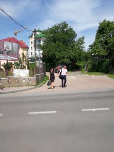 Die Straße überqueren.