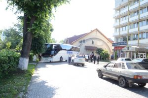 Mit dem Bus rangieren vor dem Hotel.