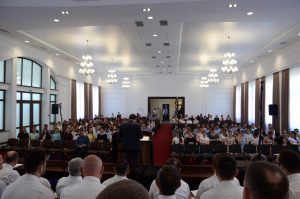 Jugendliche singen aus den Reihen.