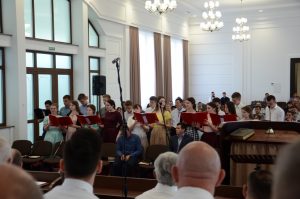 Jugendliche singen aus den Reihen.