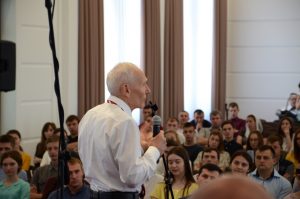 Valentin trägt ein Gedicht vor.