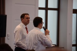 Eduard übersetzt das Zeugnis von Thomas.