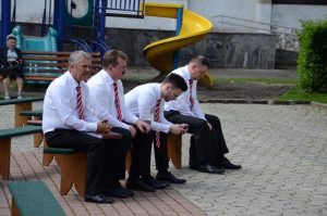 Ausruhen vor dem Nachmittagsgottesdienst auf dem Stadtplatz.