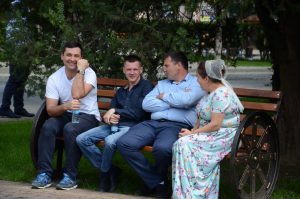 Ausruhen vor dem Nachmittagsgottesdienst auf dem Stadtplatz.