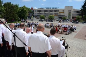 Gottesdienst auf dem Stadtplatz.