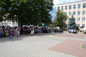 Gottesdienst auf dem Stadtplatz.