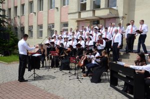 Gottesdienst auf dem Stadtplatz.