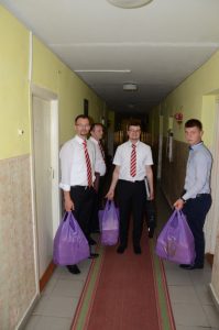 Verteilen von Mitbringseln im Seniorenheim.