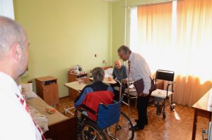 Senioren besuchen im Altenheim.