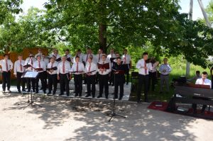 Gottesdienst vor dem Krankenhaus.