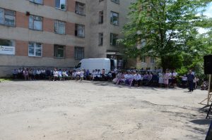 Open Air Gottesdienst vor dem Krankenhaus in Zarechchya.