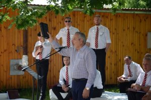 Br. A Sipko predigt vor dem Krankenhaus.