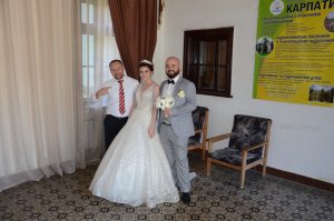 Sergej und ein Hochzeitspaar im Schloß.