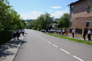 Auf zum Gottesdienst im Stadtzentrum.