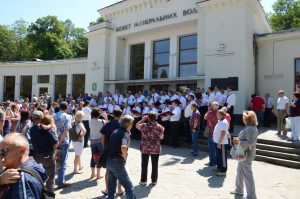Gottesdienst vor dem Haus der Mineralquellen.