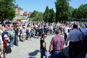 Zuhörer im Stadtzentrum.