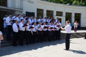Gottesdienst vor dem Haus der Mineralquellen.