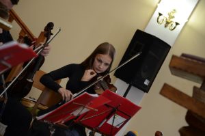 Instrumente vor dem Gottesdienst stimmen.