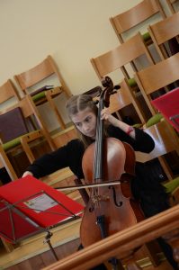 Instrumente vor dem Gottesdienst stimmen.