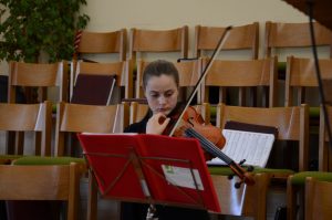 Instrumente vor dem Gottesdienst stimmen.