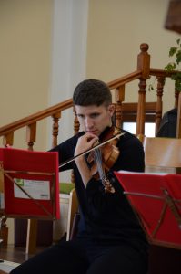 Instrumente vor dem Gottesdienst stimmen.