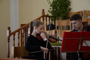 Instrumente vor dem Gottesdienst stimmen.