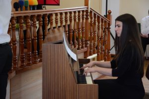 Regina. Unsere Klavierspielerin.