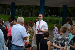 Neue Testamente verteilen.